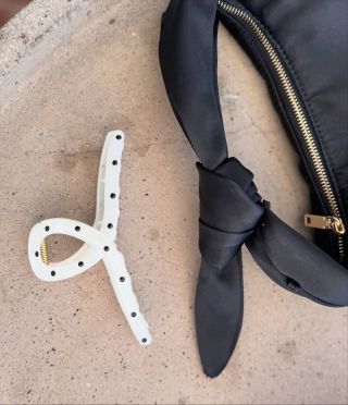 Funkční a chic! 🎀 To jsou naše skřipce do vlasů. Vaše vlasy udrží na místě a ještě oživí váš look. ✨